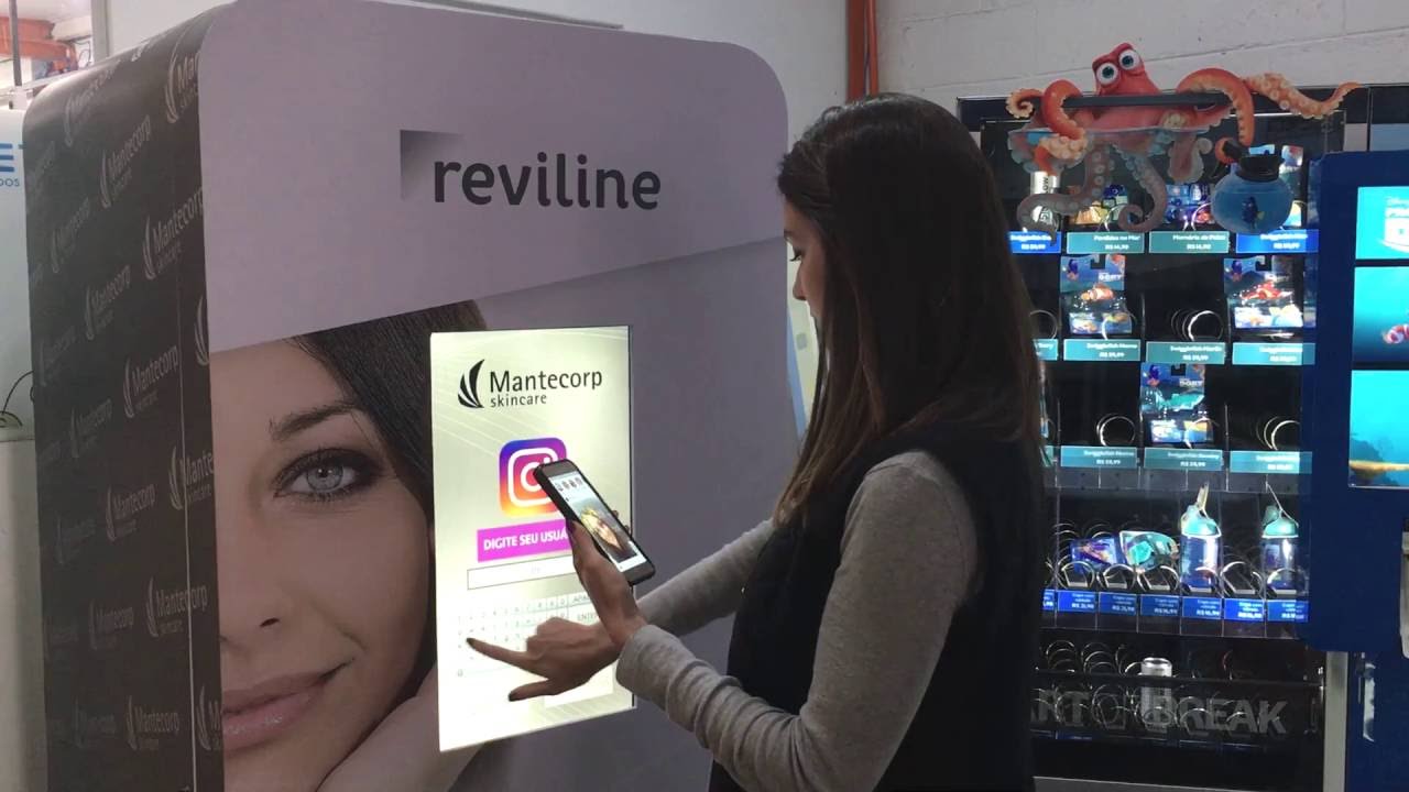 Mulher em frente à uma Sampling Machine toca na tela da máquina que mostra o ícone do Instagram